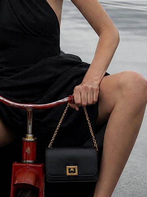 bag and hand on the handlebar